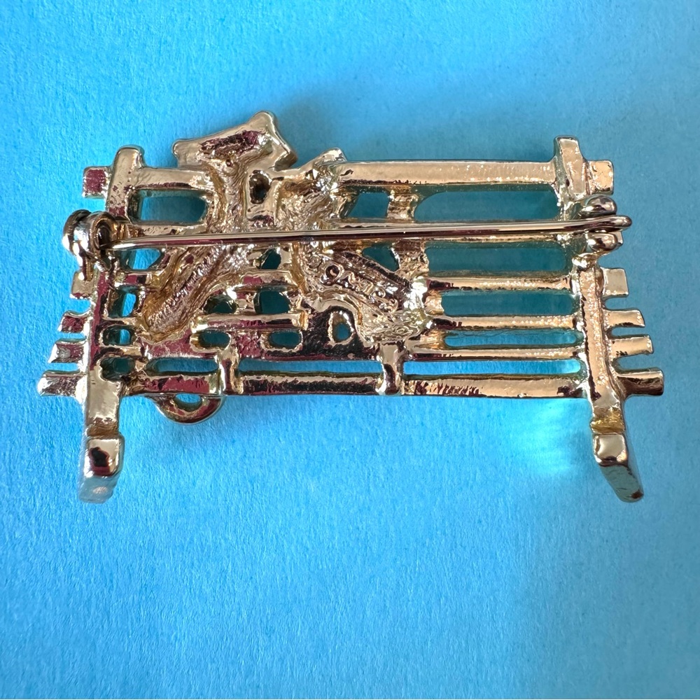 AJC CAT COUPLE In Love & Snuggling on a Park Bench Brushed Goldtone Brooch Pin - Picture 3 of 4